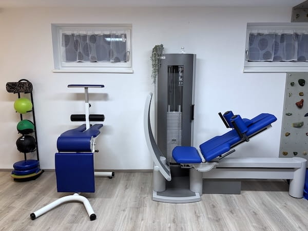 Praxisraum mit Trainingsgeräten